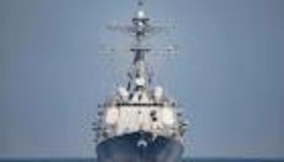 سفينة حربية أمريكية تطلق طلقات تحذيرية باتجاه زورق إيراني