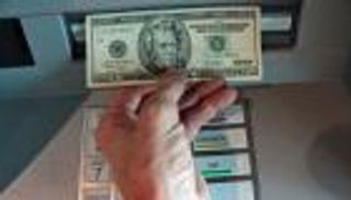 وسائل المصريين للتغلب على إيقاف بطاقات الخصم والائتمان بالخارج