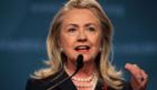 هيلاري كلينتون تحاول تبرير ارتباطها بأثرياء وول ستريت