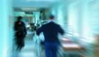 طبيب جراح يداوي المرضى بالإعاقة والموت !