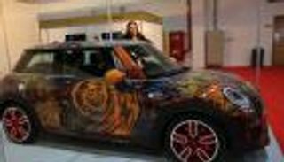 الفنانة السعودية شاليمار شربتلي تكسر الحواجز بين الفن والناس