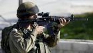 جندي إسرائيلي يعدم فلسطينيا من مسافة صفر.. ووزير: جريمة حرب