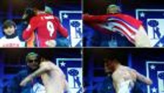 لقطة إنسانية تزين احتفال توريس بهدفه رقم 100