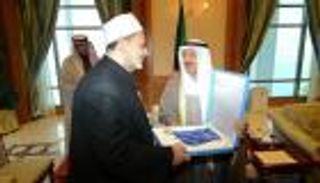 أمين عام مجلس حكماء المسلمين يهنئ شيخ الأزهر باختياره شخصية العام