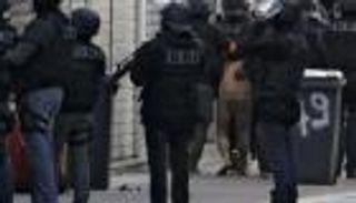 مسلحون يحتجزون رهائن شمال فرنسا بعد محاولة سرقة