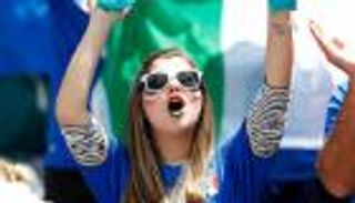 بالصور.. ألوان من الجمال في التشجيع بمدرجات إيطاليا والسويد