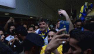 بالصور.. استقبال جماهيري حافل لمدرب النصر السعودي الجديد