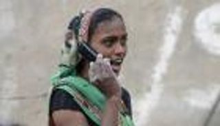 قرية هندية تقر غرامة على كل عازبة تتحدث في المحمول