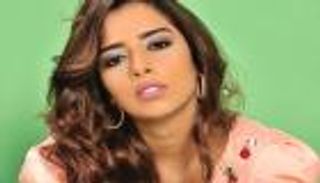 صورة.. "المهرجة" العجوز تنافس في مسابقة بلقيس الغنائية