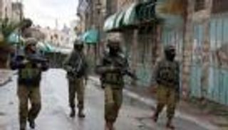 قوات إسرائيلية تحاصر رام الله.. ومستعربون يختطفون شرطيًّا