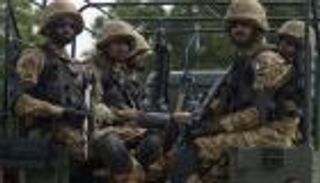 قائد الجيش الباكستاني يفصل ضباطًا كبارًا متهمين بالفساد