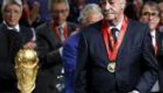 الاتحاد الإسباني لكرة القدم يكرم ديل بوسكي