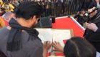 شاروخان يتسلم شهادة تخرجه من جامعة نيودلهي بعد 28 عامًا