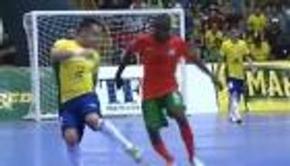 بالفيديو .. مراوغة مُبْهِرة لأسطورة الصالات "فالكاو"