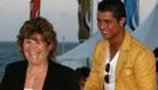 والدة رونالدو: كريستيانو كان طفلًا غير مرغوب فيه وحاولتُ إجهاضه