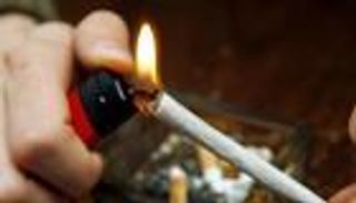 ضبط 5 مصريين يتعاطون المخدرات في مركز انتخابي