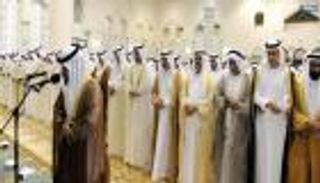 حاكم أم القيوين يؤدي صلاة عيد الفطر بمسجد الشيخ زايد بأم القيوين