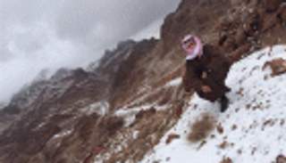 السعوديون يواجهون الإنفلونزا ونزلات البرد وسط تساقط الثلوج