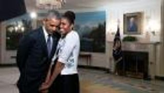 غرام في البيت الأبيض.. أوباما وزوجته يتبادلان الغزل أمام مؤسس أمريكا