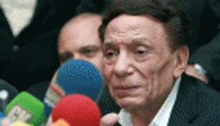عادل إمام يحتفل بعيد ميلاده.. ويكشف رأيه في العرض الحصري