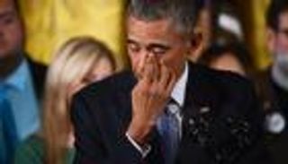 أوباما مغالِبًا دموعه: التحرك بشأن الأسلحة النارية