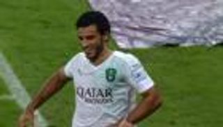 "هاتريك" السومة يعيد الأهلي لصدارة الدوري السعودي