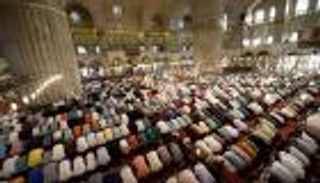 العيد في أفريقيا.. زيارة مرضى ومسابقات مصارعة