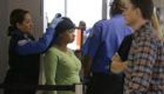 فنانة أمريكية سمراء لأمن المطارات: لا قنبلة في شعري 