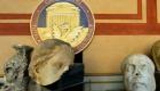 سويسرا تعيد إلى إيطاليا آثارًا سرقها مهرب بريطاني