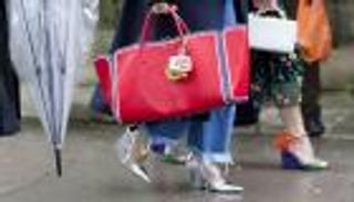 حقيبة توبخ النساء المسرفات أثناء التسوق