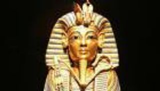 مصر تحاكم 8 مسؤولين عن كسر وتشويه ذقن قناع توت عنخ آمون