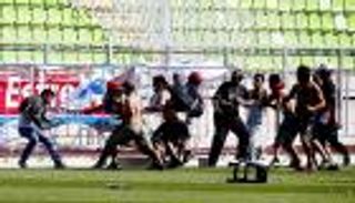 صور وفيديو.. معارك بالشماريخ في احتفال التتويج بالدوري