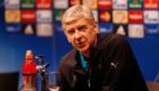 فينجر: لا أملك تعويذة سحرية للفوز على برشلونة