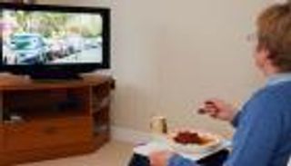 تناوُل الطعام أمام التليفزيون والإنترنت يؤدي إلى السمنة