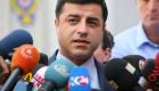 خصم أردوغان يحافظ على زعامة حزبه المؤيد للأكراد