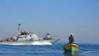 صيادو غزة يصارعون أمواج البحر والقرصنة الإسرائيلية