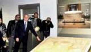 قطع أثرية مميزة نجمة معرض دائم في مطار رفيق الحريري في بيروت