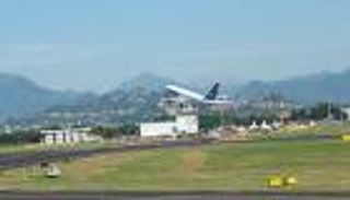 تحطم طائرة شحن تجاوزت المدرج في مطار أوريو أل سيريو بإيطاليا