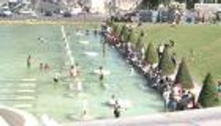 بالفيديو.. أحواض النافورات في باريس تتحول إلى مسابح للسياح