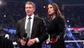 بالفيديو.. ماكمان يكسر سيطرة أخته على WWE واحتكارها عرض (رو)