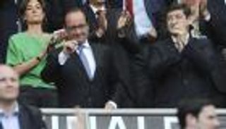 هولاند يعود لملعب فرنسا للمرة الأولى منذ هجمات باريس