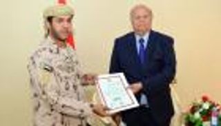 الرئيس اليمني يكرم قادة وضباط إماراتيين بأوسمة الشجاعة