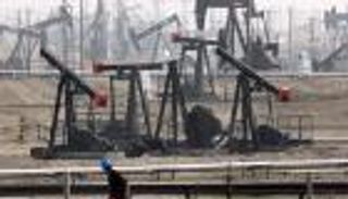 على غير المتوقع.. أسعار النفط تتراجع مع هبوط المخزون الأمريكي