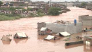 محاولات للوصول إلى الآف العالقين جراء أمطار باكستان