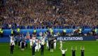 بالفيديو.. جماهير ايسلندا تواصل الإبهار رغم وداع يورو