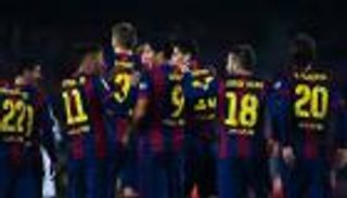 بالفيديو.. طفل يقتحم احتفالات لاعبي برشلونة