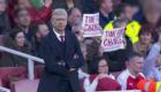 بالصور.. جماهير أرسنال تثور ضد فينجر