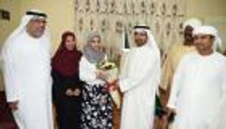 بالصور.. علي النعيمي يكرم أوائل الثانوية بزيارة خاصة وباقة زهور