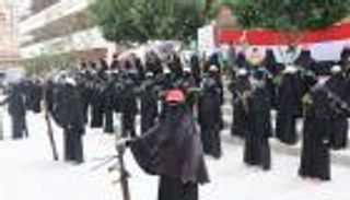 بالصور.. الحوثيون يجندون النساء لسد عجز مقاتليهم