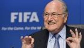 محامي رئيس الفيفا السابق: مكافآت بلاتر سليمة وعادلة